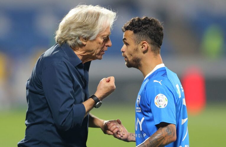 لاعب الهلال السعودي “ينفجر” غضباً بعد استبداله.. وهذا ما قاله