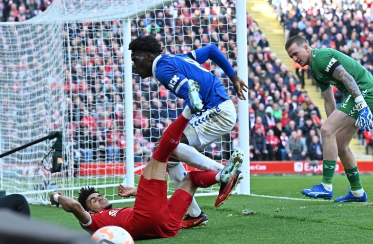 سقط أرضاً بجانب المصورين.. لاعب إيفرتون يفقد توازنه بعد احتكاكه مع لويس دياز
