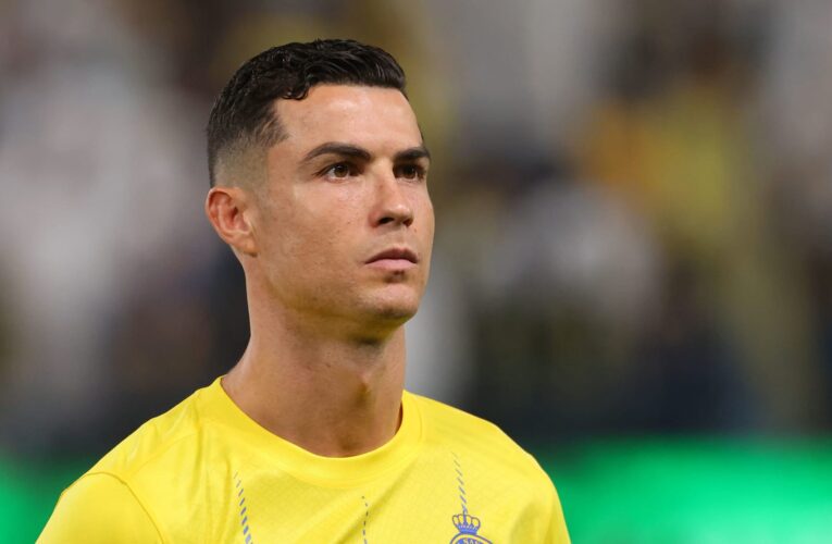 جماهير النصر تحتفي برونالدو بعد وصوله للمباراة الدولية رقم 200.. وهكذا كان رد فعله