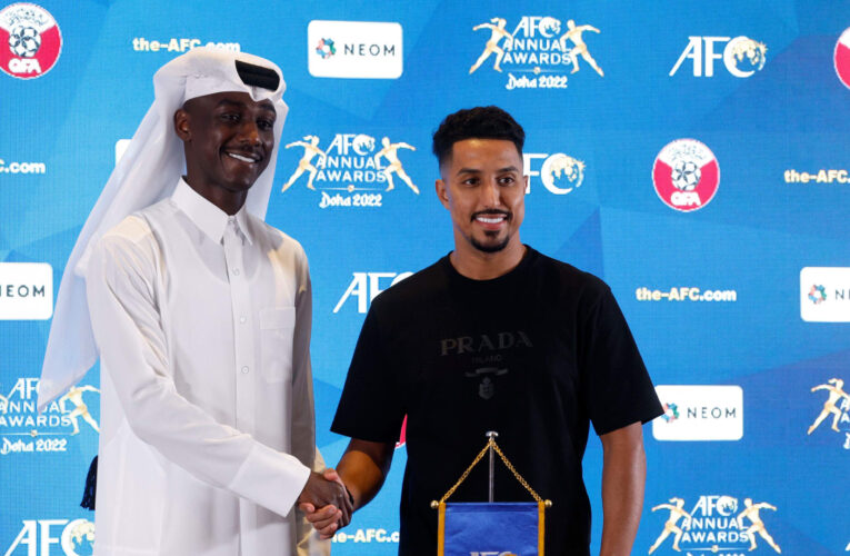بين سالم الدوسري والمعز علي وماثيو ليكي.. من تتوقع فوزه بجائزة أفضل لاعب في آسيا؟