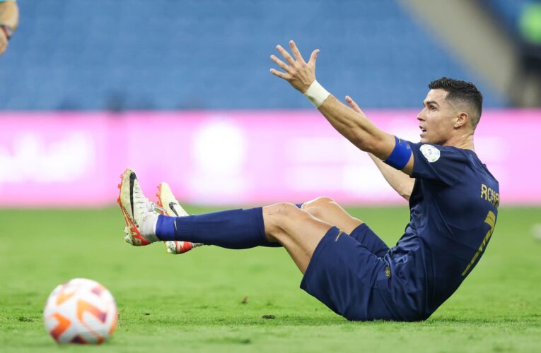 السعودية.. كريستيانو رونالدو ينفعل غضباً على الحكم ويطالب بتغييره