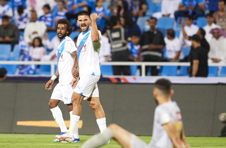 ألكساندر ميتروفيتش يتشاجر مع لاعب المنافس خلال مباراة في دوري أبطال آسيا