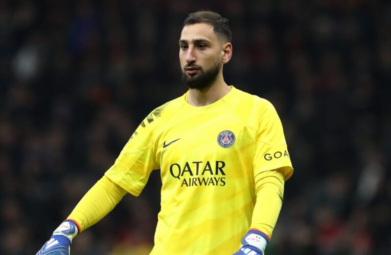 ألقوا أوراقاً نقدية مزيفة.. هكذا استقبلت الجماهير دوناروما عند عودته لملعب ميلان