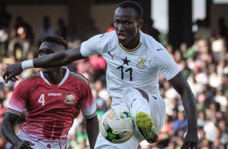 سقط فجأة على أرض الملعب.. لاعب غاني يفارق الحياة خلال مباراة كرة قدم
