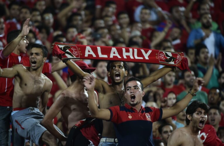 اشتباك بالأيدي بين جماهير الأهلي خلال مباراة في الدوري المصري