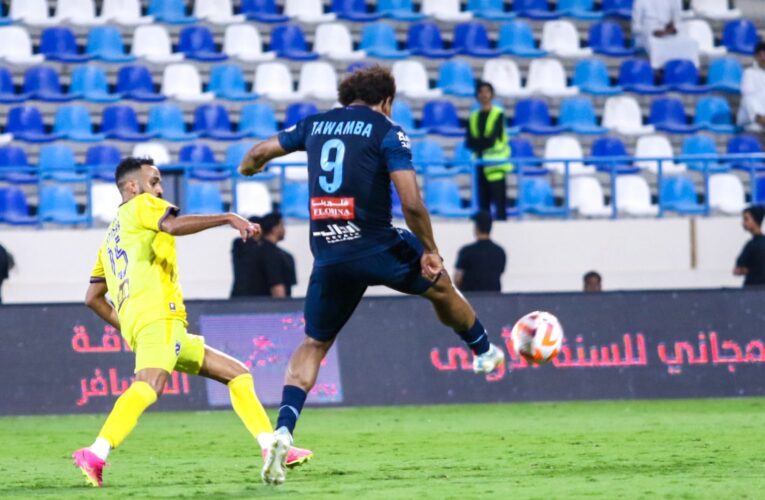مشادّة بين لاعب وزميله خلال مباراة في الدوري السعودي.. هذا ما حدث بينهما