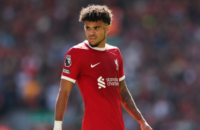 أول لقاء بين لاعب ليفربول لويس دياز ووالده بعد إطلاق سراحه من الاختطاف في كولومبيا