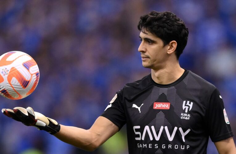حارس نادي الهلال السعودي ياسين بونو يحقق أمنية طفل فلسطيني.. والأخير يذرف الدموع