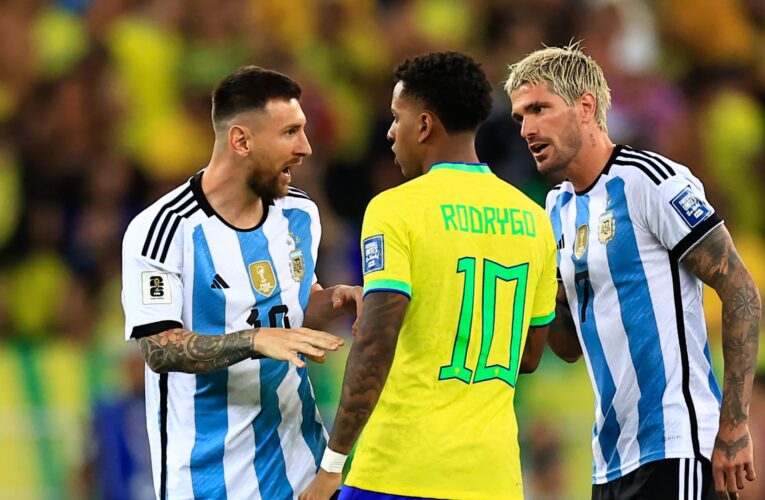 منها مشادة بين ميسي ورودريغو.. عنف واشتباكات في مباراة البرازيل والأرجنتين