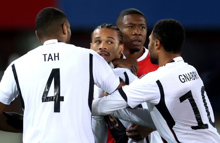 ليروي ساني يلكم لاعب المنافس خلال مباراة ألمانيا والنمسا