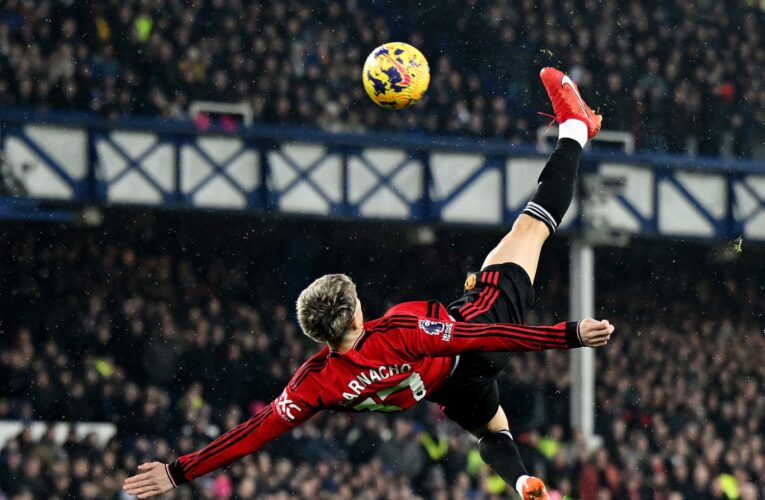 بضربة مقصية.. لاعب مانشستر يونايتد يحرز أحد أجمل الأهدف في الدوري الإنجليزي