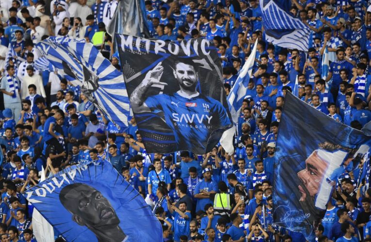 بعد ظهوره في المدرجات وترديده “الهلال، لا إله إلا الله”.. هذا ما فعله النادي السعودي مع مشجع سنغالي