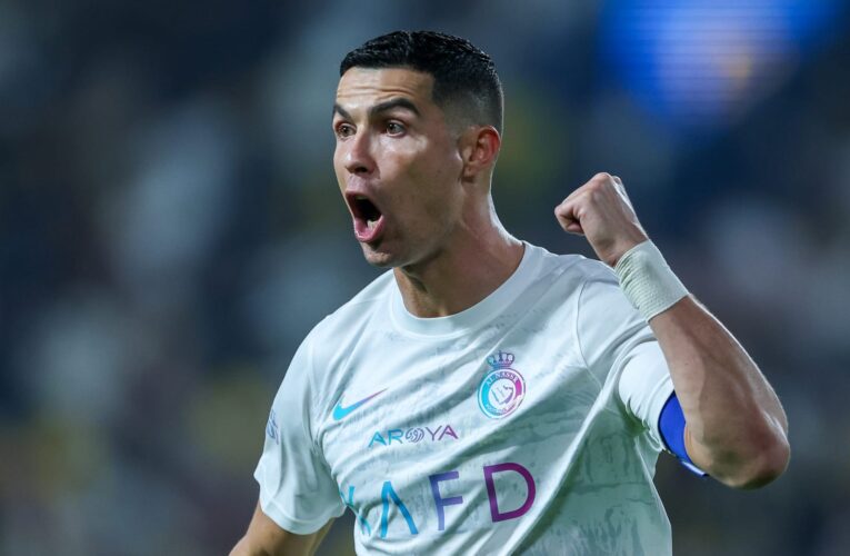 موقف “طريف” بين كريستيانو رونالدو ولاعب نادي الرياض.. هذا ماحدث قبل صافرة بداية المباراة