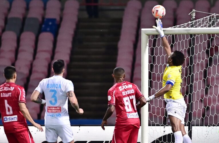 واقعة “غريبة”.. مهاجم يأخذ دور حارس المرمى خلال مباراة في الدوري السعودي