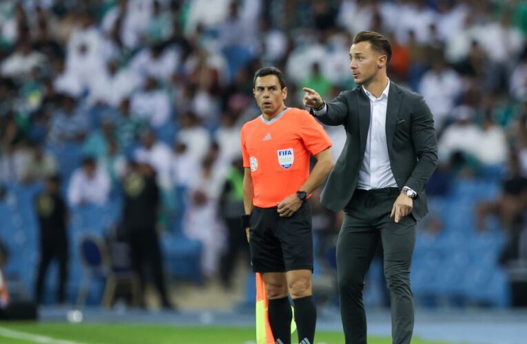 ما مصير مدرب أهلي جدة بعد تذبذب النتائج؟ رئيس النادي يرد