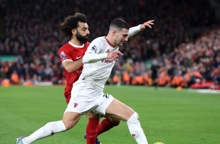 انفجر غضبًا بسبب حصول محمد صلاح على رمية تماس.. حالة طرد “غريبة” للاعب مانشستر يونايتد