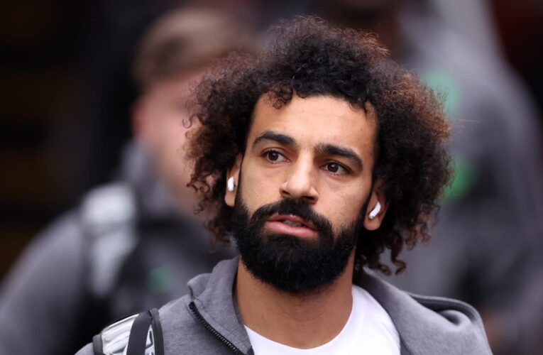 برفقة لاعبي ليفربول.. محمد صلاح يزور مستشفى للأطفال ويمنحهم هدايا عيد الميلاد