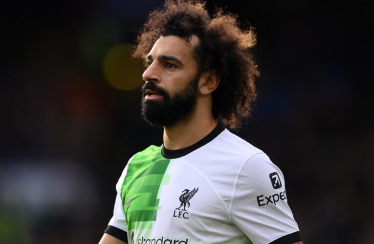 انتقادات لمحمد صلاح بسبب احتفاله مع أطفال مرضى بعيد الميلاد في ظل أحداث غزة.. ومغردون يدافعون عنه