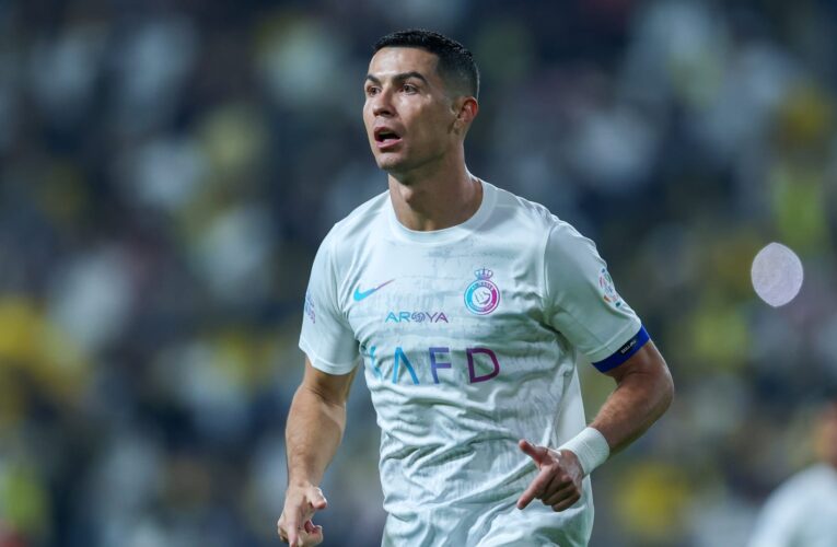 هذا ما فعله كريستيانو رونالدو عند لقائه بكريم بنزيما قبيل انطلاق مباراة النصر واتحاد جدة