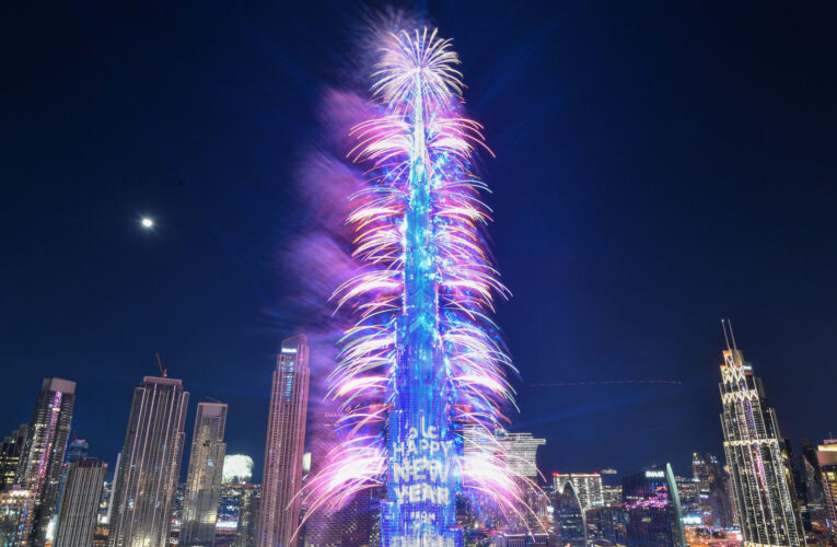 دبي تستقبل 2024 بألعاب نارية مذهلة.. و5 آلاف طائرة درون في سماء أبوظبي