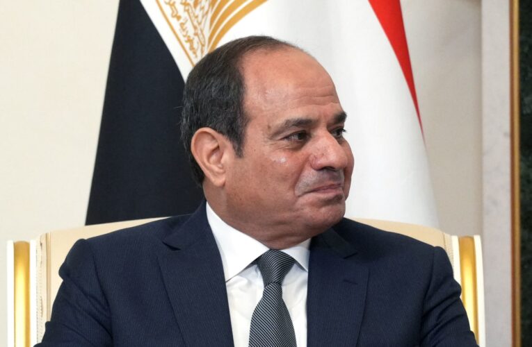 السيسي يزور تدريبات منتخب مصر.. وهذا ما طالب به اللاعبين في كأس إفريقيا