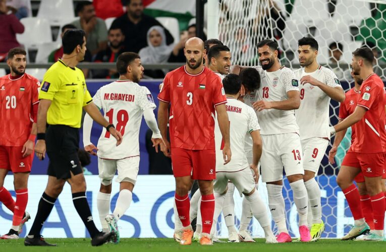 كأس آسيا.. بهذه الطريقة عبر لاعبو المنتخبين الفلسطيني والإيراني عن تضامنهم مع غزة