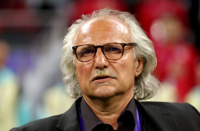 مدرب طاجكستان ينفعل خلال مواجهة منتخب قطر.. وهذا ما فعله مع المهاجم المعز علي
