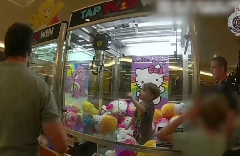 طفل صغير وجد نفسه عالقًا داخل ماكينة ألعاب.. شاهد ماذا حدث بعد ذلك