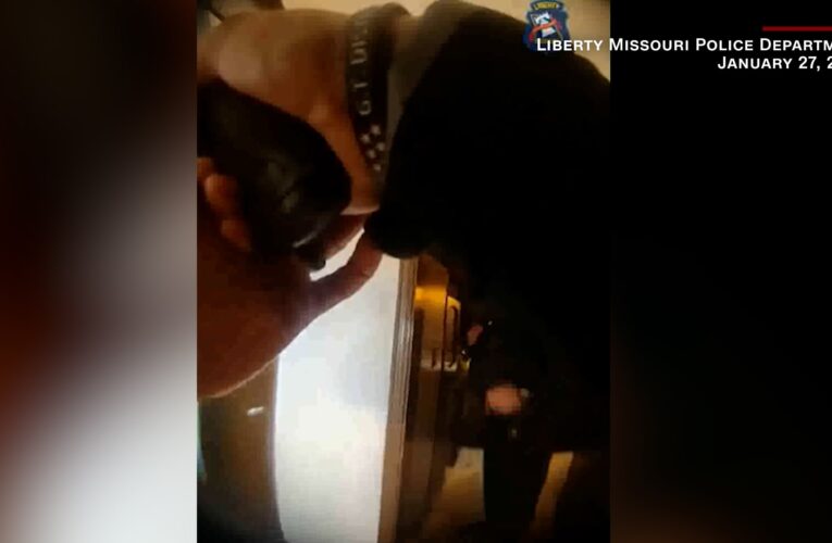 ضباط يستجيبون لإنذار منزل فيكتشفون أمرًا مضحكًا.. شاهد ما وجدوه أثناء تفتيش البيت