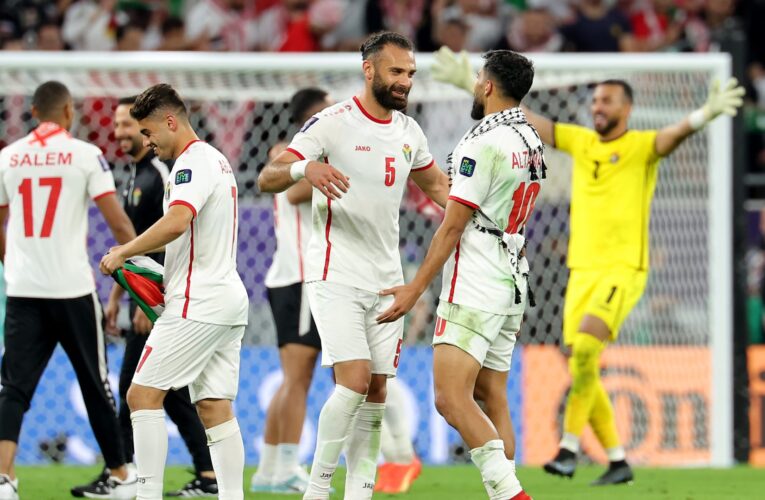 فيديو احتفال نجل العاهل الأردني وعمه الأمير علي مع لاعبي منتخب “النشامى” يثير تفاعلاً
