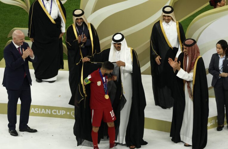 لاعب قطر يثير تفاعلاً بعدما ألبسه تميم بن حمد “البشت” بمراسم التتويج بلقب كأس آسيا