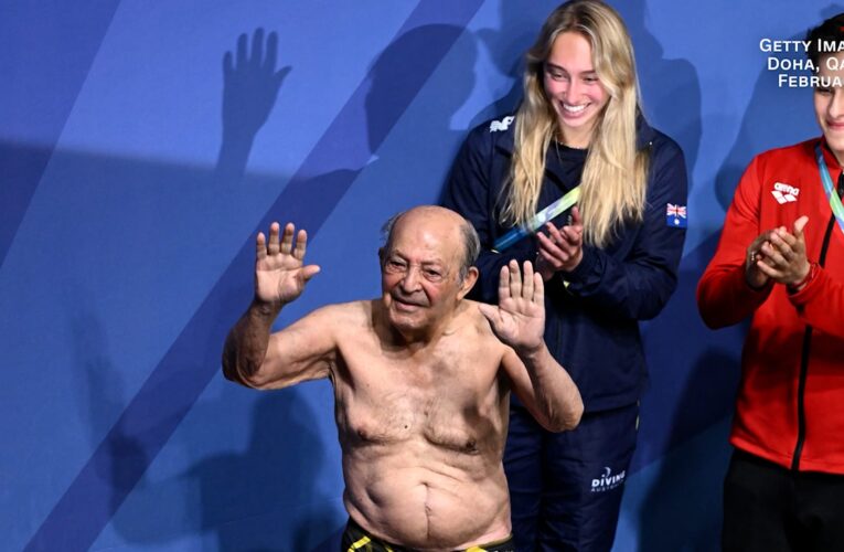 يمارس شغفه رغم كبر سنه.. شاهد رجلًا بعمر 100 عام يقوم بغوص استعراضي