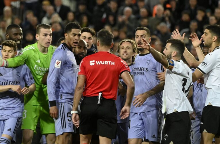 حالة تحكيمية في مباراة ريال مدريد وفالنسيا تثير جدلاً.. هذا ما حدث