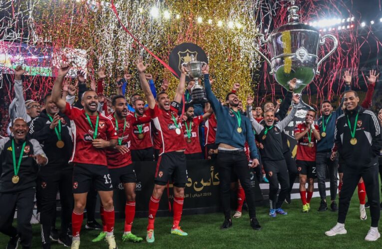 احتفال حارس الأهلي مع والديه بعد الفوز بكأس مصر يخطف الأنظار
