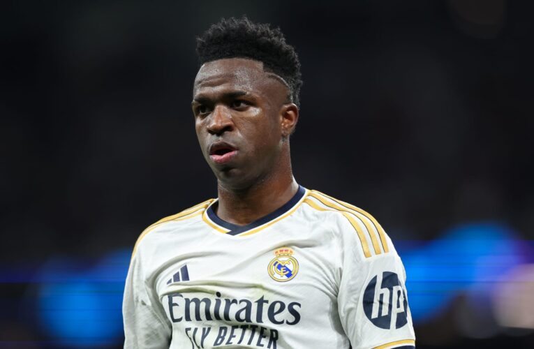 طالب بدعمه بعد تعرضه للعنصرية.. مدرب ريال مدريد: فينيسيوس جونيور “يُركل ويُهان”