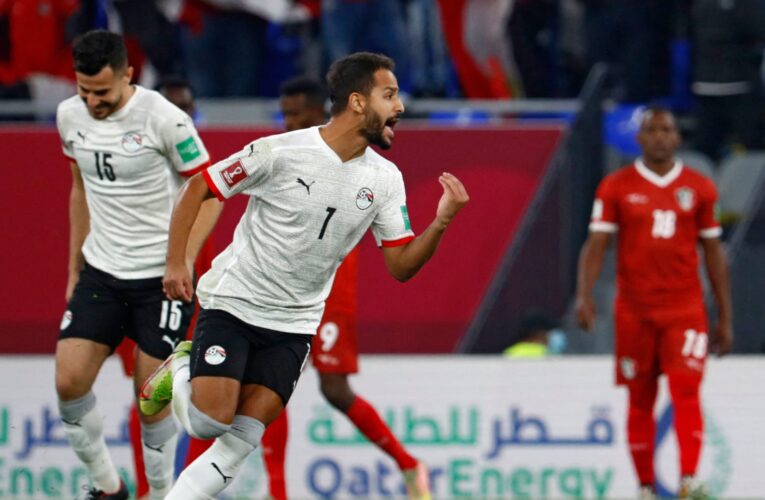 سقط على أرض الملعب بطريقة “مروعة”.. لاعب في الدوري المصري يتعرض لحالة إغماء.. وهذه حالته الصحية