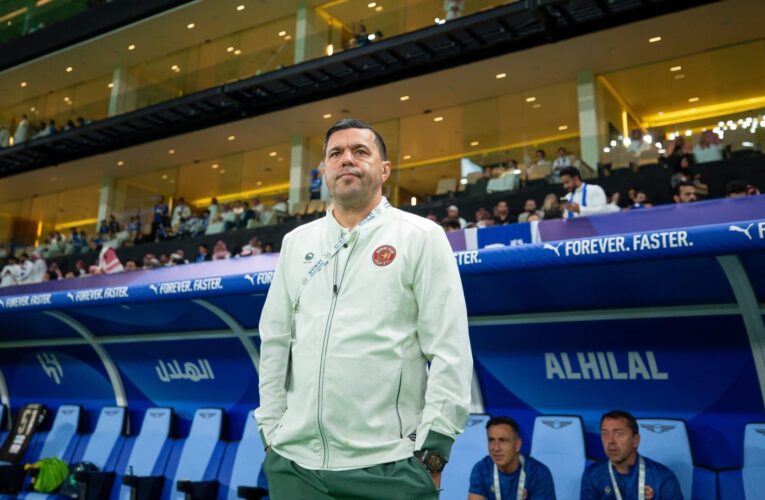 السعودية.. مدرب ضمك ينفعل غضباً على الحكم خلال مواجهة الهلال.. ويعلّق: “سلبوا منا المباراة”