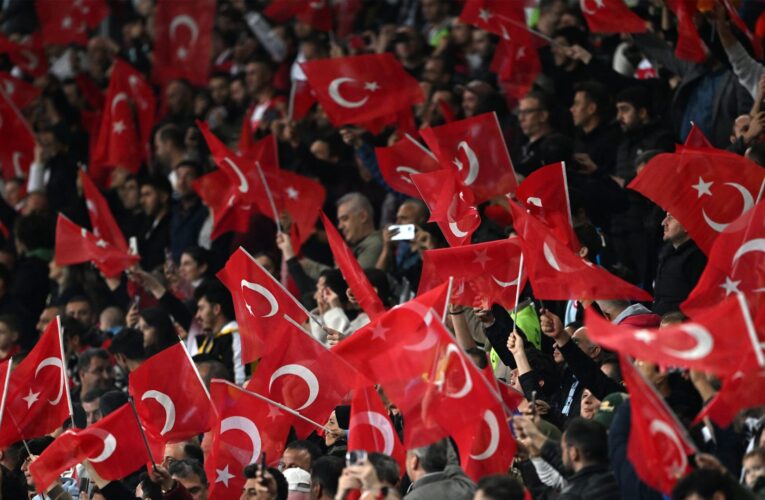 تحول الملعب لساحة قتال.. جمهور يعتدي على لاعبي المنافس في الدوري التركي.. ورئيس “فيفا” يعلّق