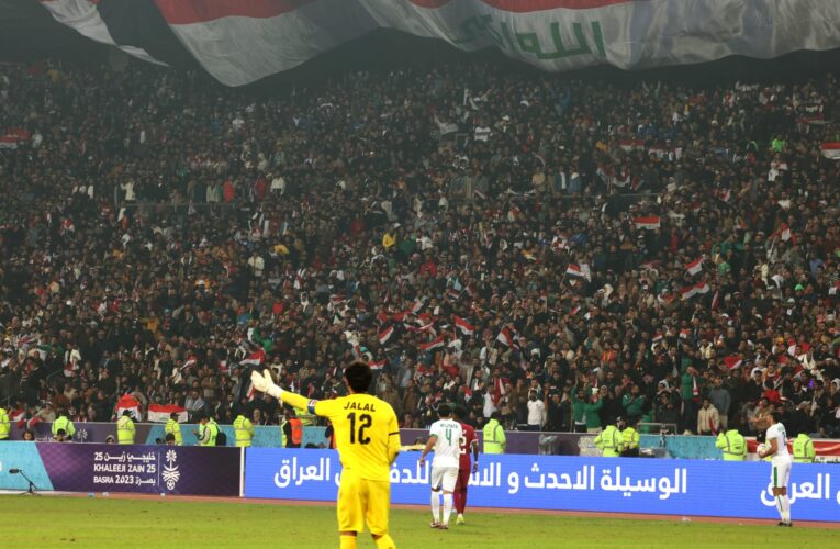 لاعب ركل مشجعاً اقتحم الملعب.. أعمال شغب خلال مباراة بالدوري العراقي