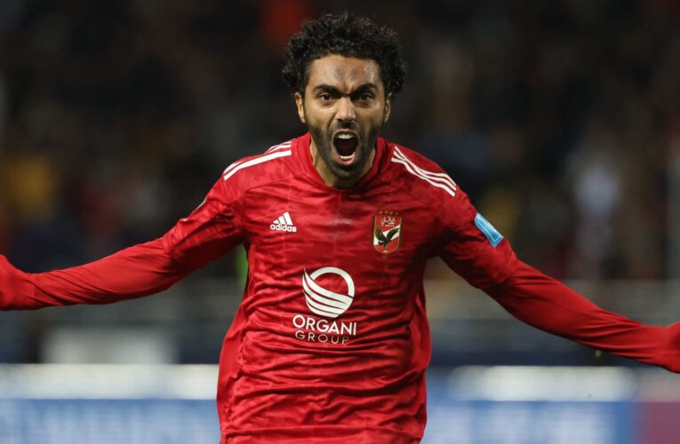 حسين الشحات يدعم زملائه في مباراة الأهلي والزمالك.. وهكذا تفاعلت الجماهير معه