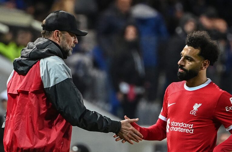 “صعبان عليا الراجل الدنيا مش ماشية”.. عمرو أديب يعلق على تبديل محمد صلاح وخروج ليفربول من بطولة الدوري الأوروبي
