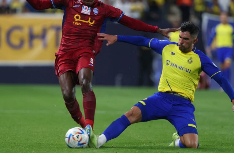 السعودية.. لاعب كرة قدم أجنبي يعثر على محفظته “بكل ما فيها” بعد 8 أشهر وهذا ما قاله عن المملكة