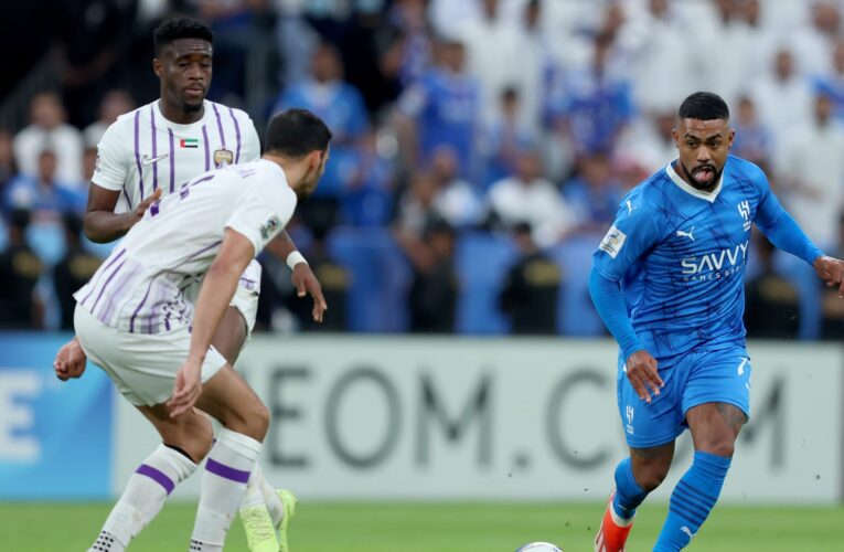موقف “طريف” بين مالكوم وبندر الأحبابي خلال مباراة الهلال والعين