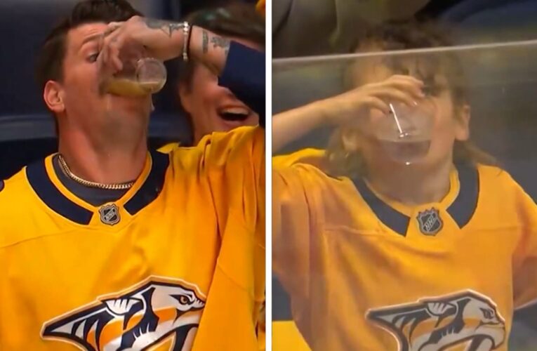 منافسة “محتدمة” بين أب وابنته في احتساء مشروب وسط مباراة هوكي.. شاهد من هزم الآخر