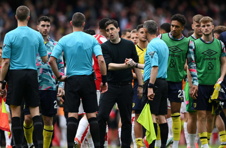 انتابه الضحك.. رد فعل “ساخر” من مدرب بورنموث على إلغاء هدف فريقه أمام أرسنال