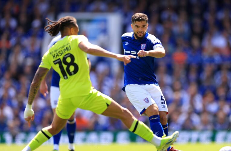 فرحة “جنونية” للمصري سام مرسي والعراقي علي الحمادي بعد صعود فريقهما للبريميرليغ