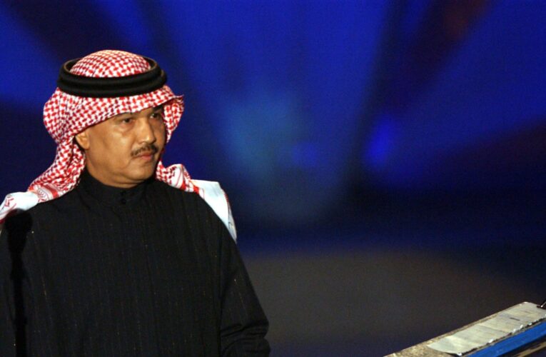 محمد عبده يكشف تلقيه “العلاج الكيماوي”.. ماذا دار في آخر محادثة له قبل وفاة بدر بن عبدالمحسن؟