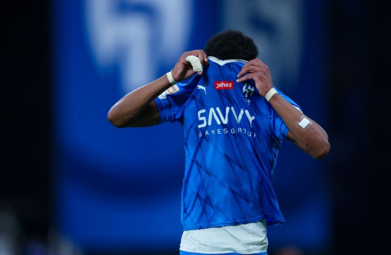 “صفعه على وجهه”.. جدل في السعودية على لقطة البليهي مع زميله في الفريق