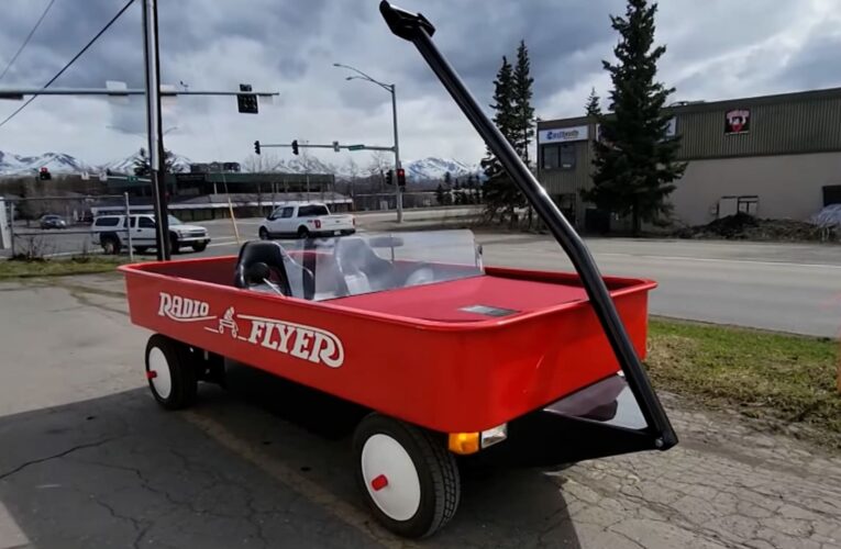 مصممة على غرار لعبة الأطفال الكلاسيكية.. سيارة تلفت الأنظار بسبب شكلها الفريد