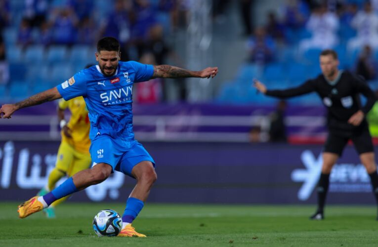 هدف “غريب” لصالح نادي الهلال في الدوري السعودي.. كيف دخلت الكرة الشباك؟